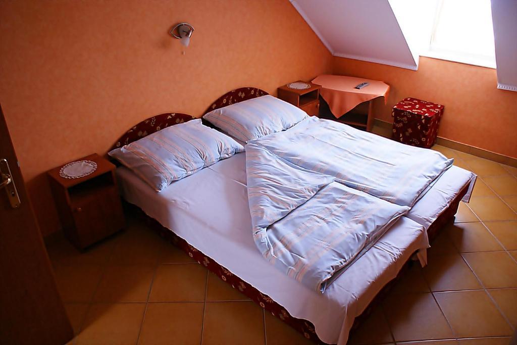 Abigel Vendeghaz Hotel Harkany Exterior photo